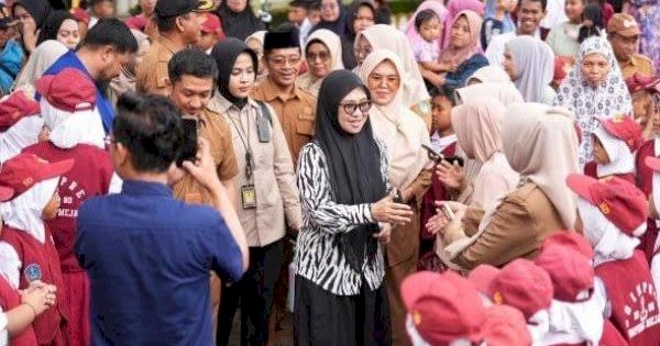 Bupati Gowa Terpilih Husniah Talenrang Bersama Anggota DPRD Sulsel Salurkan Beasiswa PIP
