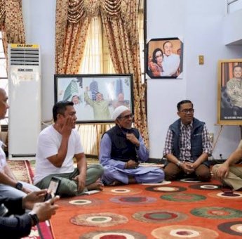 Melayat ke Rumah Duka Almarhum Alwi Hamu, Danny Beri Dukungan Moril dan Kenang Kebersamaannya