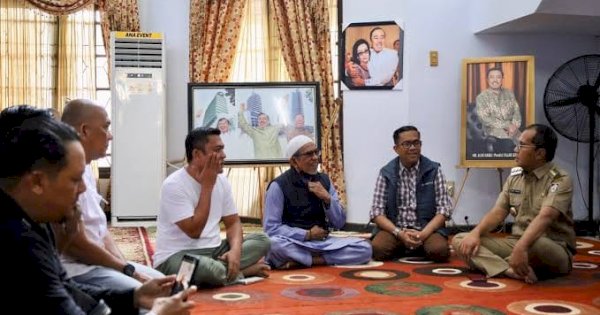 Melayat ke Rumah Duka Almarhum Alwi Hamu, Danny Beri Dukungan Moril dan Kenang Kebersamaannya