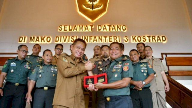 Prof Fadjry Djufry Kunjungan Silaturahmi ke Mako Pangdivif 3 Kostrad di Gowa.