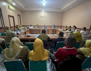 Pedomanrakyat,com, Bantaeng &ndash; DPRD Kabupaten Bantaeng menggelar rapat dengar pendapat (RDP) dengan sejumlah honorer kategori dua (K2) terkait polemik proses rekrutmen Pegawai Pemerintah dengan Perjanjian Kerja (PPPK), Senin (20/1/2025). Rapat dengar pendapat berlangsung di ruang Komisi A DPRD Bantaeng. Hadir dalam agenda itu, Kapala BKPSDM Bantaeng, Muh Arif dan Kepala Inspektorat Muh Rivai Nur. Salah seorang pelamar PPPK dari honorer eks K2, Syamsuddin meminta solusi konkret. Menurutnya, berdasarkan hasil tes CAT, beberapa pelamar eks K2 memiliki peringkat tertinggi, tetapi tetap menghadapi kendala administrasi. &ldquo;Kami datang ke sini bukan untuk mencari siapa yang benar atau salah, tetapi untuk mencari solusi atas masalah yang kami hadapi,&rdquo; ujarnya. BKD memastikan eks K2 tetap menjadi prioritas dalam proses rekrutmen ini. Namun, Kepala BKD mengakui adanya kendala teknis, seperti sistem eror atau kesalahan saat pendaftaran, yang menjadi penyebab munculnya polemik. Ketua Komisi A DPRD Kabupaten Bantaeng, Marzuki Hasan menyoroti minimnya sosialisasi yang dilakukan oleh pihak terkait kepada para pelamar PPPK yang menyebabkan permasalahan ini terjadi. Menurut Legislator PPP ini, masalah ini jika tidak diselesaikan segera, maka akan terus menjadi polemik dan menjadi agenda tahunan dalam setiap proses perekrutan PPPK. Dia mengajak semua pihak untuk mengawal proses ini hingga ke tingkat kementerian. &ldquo;Saya minta Inspektorat dan BKD bersama-sama mengawal proses ini sampai tuntas ke kementerian,&rdquo; pungkasnya. Sementara itu, Kepala Badan Kepegawaian dan Pengembangan Sumber Daya Manusia (BKPSDM) Kabupaten Bantaeng, Muhammad Arif menegaskan bahwa rekrutmen PPPK mengutamakan peserta yang selama ini mengabdi di Bantaeng. Ia menyayangkan adanya pendaftar dari luar daerah pada tahun-tahun sebelumnya. &ldquo;Kami berharap, proses rekrutmen kali ini berbeda dengan sebelumnya. Kami ingin pendaftar berasal dan mengabdi di Bantaeng&rdquo; ujarnya. Ia juga menjelaskan adanya pengumuman yang dilakukan tidak serentak, di mana pengumuman teknis mendahului, sementara hasil seleksi guru baru diumumkan belakangan. Kepala Inspektorat Bantaeng, Dr. Muh. Rivai Nur mengatakan siap melakukan pengawasan dan audit. Dia juga menyampaikan pihaknya menerima sejumlah aduan dari pelamar PPPK dan berkomitmen untuk melakukan pengawasan hingga masalah ini selesai. &ldquo;Kami bertugas mengawasi dan memastikan adanya menyelesaikan masalah ini secara transparan. Kepala BKPSDM sebagai penanggung jawab harus menjelaskan secara detail untuk menghindari dugaan atau fitnah,&rdquo; kata Kepala Inspektorat. Keluhan eks K2 ini menurutnya harus menjadi skala prioritas dengan kode R2 namun pada kenyataannya saat pengumuman dinyatakan R3 atau non kategori.