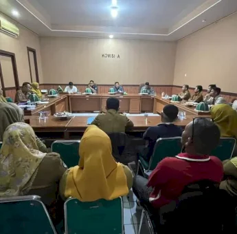 Pedomanrakyat,com, Bantaeng &ndash; DPRD Kabupaten Bantaeng menggelar rapat dengar pendapat (RDP) dengan sejumlah honorer kategori dua (K2) terkait polemik proses rekrutmen Pegawai Pemerintah dengan Perjanjian Kerja (PPPK), Senin (20/1/2025). Rapat dengar pendapat berlangsung di ruang Komisi A DPRD Bantaeng. Hadir dalam agenda itu, Kapala BKPSDM Bantaeng, Muh Arif dan Kepala Inspektorat Muh Rivai Nur. Salah seorang pelamar PPPK dari honorer eks K2, Syamsuddin meminta solusi konkret. Menurutnya, berdasarkan hasil tes CAT, beberapa pelamar eks K2 memiliki peringkat tertinggi, tetapi tetap menghadapi kendala administrasi. &ldquo;Kami datang ke sini bukan untuk mencari siapa yang benar atau salah, tetapi untuk mencari solusi atas masalah yang kami hadapi,&rdquo; ujarnya. BKD memastikan eks K2 tetap menjadi prioritas dalam proses rekrutmen ini. Namun, Kepala BKD mengakui adanya kendala teknis, seperti sistem eror atau kesalahan saat pendaftaran, yang menjadi penyebab munculnya polemik. Ketua Komisi A DPRD Kabupaten Bantaeng, Marzuki Hasan menyoroti minimnya sosialisasi yang dilakukan oleh pihak terkait kepada para pelamar PPPK yang menyebabkan permasalahan ini terjadi. Menurut Legislator PPP ini, masalah ini jika tidak diselesaikan segera, maka akan terus menjadi polemik dan menjadi agenda tahunan dalam setiap proses perekrutan PPPK. Dia mengajak semua pihak untuk mengawal proses ini hingga ke tingkat kementerian. &ldquo;Saya minta Inspektorat dan BKD bersama-sama mengawal proses ini sampai tuntas ke kementerian,&rdquo; pungkasnya. Sementara itu, Kepala Badan Kepegawaian dan Pengembangan Sumber Daya Manusia (BKPSDM) Kabupaten Bantaeng, Muhammad Arif menegaskan bahwa rekrutmen PPPK mengutamakan peserta yang selama ini mengabdi di Bantaeng. Ia menyayangkan adanya pendaftar dari luar daerah pada tahun-tahun sebelumnya. &ldquo;Kami berharap, proses rekrutmen kali ini berbeda dengan sebelumnya. Kami ingin pendaftar berasal dan mengabdi di Bantaeng&rdquo; ujarnya. Ia juga menjelaskan adanya pengumuman yang dilakukan tidak serentak, di mana pengumuman teknis mendahului, sementara hasil seleksi guru baru diumumkan belakangan. Kepala Inspektorat Bantaeng, Dr. Muh. Rivai Nur mengatakan siap melakukan pengawasan dan audit. Dia juga menyampaikan pihaknya menerima sejumlah aduan dari pelamar PPPK dan berkomitmen untuk melakukan pengawasan hingga masalah ini selesai. &ldquo;Kami bertugas mengawasi dan memastikan adanya menyelesaikan masalah ini secara transparan. Kepala BKPSDM sebagai penanggung jawab harus menjelaskan secara detail untuk menghindari dugaan atau fitnah,&rdquo; kata Kepala Inspektorat. Keluhan eks K2 ini menurutnya harus menjadi skala prioritas dengan kode R2 namun pada kenyataannya saat pengumuman dinyatakan R3 atau non kategori.