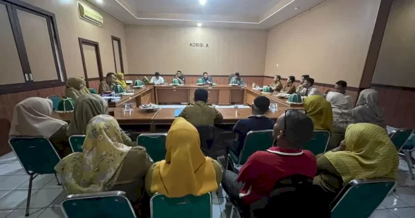 Pedomanrakyat,com, Bantaeng – DPRD Kabupaten Bantaeng menggelar rapat dengar pendapat (RDP) dengan sejumlah honorer kategori dua (K2) terkait polemik proses rekrutmen Pegawai Pemerintah dengan Perjanjian Kerja (PPPK), Senin (20/1/2025).  Rapat dengar pendapat berlangsung di ruang Komisi A DPRD Bantaeng. Hadir dalam agenda itu, Kapala BKPSDM Bantaeng, Muh Arif dan Kepala Inspektorat Muh Rivai Nur.     Salah seorang pelamar PPPK dari honorer eks K2, Syamsuddin meminta solusi konkret. Menurutnya, berdasarkan hasil tes CAT, beberapa pelamar eks K2 memiliki peringkat tertinggi, tetapi tetap menghadapi kendala administrasi.  “Kami datang ke sini bukan untuk mencari siapa yang benar atau salah, tetapi untuk mencari solusi atas masalah yang kami hadapi,” ujarnya.  BKD memastikan eks K2 tetap menjadi prioritas dalam proses rekrutmen ini. Namun, Kepala BKD mengakui adanya kendala teknis, seperti sistem eror atau kesalahan saat pendaftaran, yang menjadi penyebab munculnya polemik.  Ketua Komisi A DPRD Kabupaten Bantaeng, Marzuki Hasan menyoroti minimnya sosialisasi yang dilakukan oleh pihak terkait kepada para pelamar PPPK yang menyebabkan permasalahan ini terjadi.  Menurut Legislator PPP ini, masalah ini jika tidak diselesaikan segera, maka akan terus menjadi polemik dan menjadi agenda tahunan dalam setiap proses perekrutan PPPK. Dia mengajak semua pihak untuk mengawal proses ini hingga ke tingkat kementerian.  “Saya minta Inspektorat dan BKD bersama-sama mengawal proses ini sampai tuntas ke kementerian,” pungkasnya.  Sementara itu, Kepala Badan Kepegawaian dan Pengembangan Sumber Daya Manusia (BKPSDM) Kabupaten Bantaeng, Muhammad Arif menegaskan bahwa rekrutmen PPPK mengutamakan peserta yang selama ini mengabdi di Bantaeng. Ia menyayangkan adanya pendaftar dari luar daerah pada tahun-tahun sebelumnya.  “Kami berharap, proses rekrutmen kali ini berbeda dengan sebelumnya. Kami ingin pendaftar berasal dan mengabdi di Bantaeng” ujarnya.  Ia juga menjelaskan adanya pengumuman yang dilakukan tidak serentak, di mana pengumuman teknis mendahului, sementara hasil seleksi guru baru diumumkan belakangan.  Kepala Inspektorat Bantaeng, Dr. Muh. Rivai Nur mengatakan siap melakukan pengawasan dan audit. Dia juga menyampaikan pihaknya menerima sejumlah aduan dari pelamar PPPK dan berkomitmen untuk melakukan pengawasan hingga masalah ini selesai.  “Kami bertugas mengawasi dan memastikan adanya menyelesaikan masalah ini secara transparan. Kepala BKPSDM sebagai penanggung jawab harus menjelaskan secara detail untuk menghindari dugaan atau fitnah,” kata Kepala Inspektorat.  Keluhan eks K2 ini menurutnya harus menjadi skala prioritas dengan kode R2 namun pada kenyataannya saat pengumuman dinyatakan R3 atau non kategori.