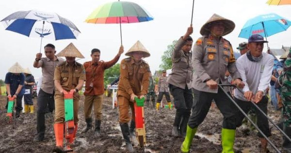 Serentak Se-Indonesia, Pj Gubernur Prof Fadjry Djufry Bersama Forkopimda Sulsel Kompak Tanam Jagung di Jeneponto