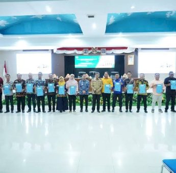 Pemkab Jeneponto Serahkan DPA Anggaran Desa 2025, Pj Bupati Reza Faizal: Manfaatkan Secara Transparan