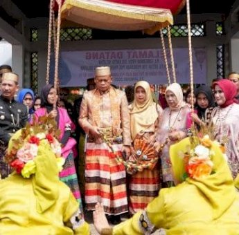 Hadiri HUT Luwu ke-757, Pj Gubernur dan Pj Ketua PKK Sulsel Disambut Meriah di Baruga Kedatuan Luwu