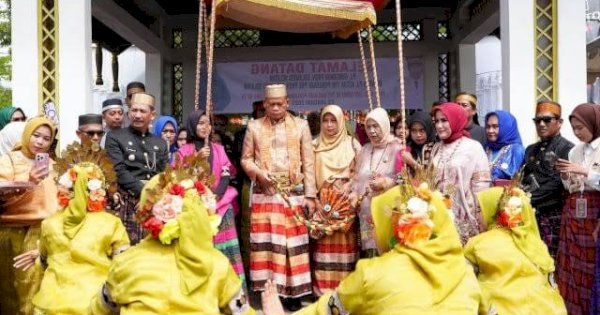 Hadiri HUT Luwu ke-757, Pj Gubernur dan Pj Ketua PKK Sulsel Disambut Meriah di Baruga Kedatuan Luwu