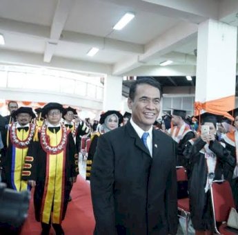 Hadiri Wisuda UNM, Mentan Amran Beri Pesan Ini untuk Generasi Muda