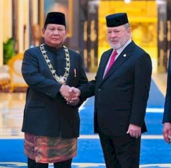 Presiden Prabowo Dianugerahi Tanda Kehormatan Darjah Kerabat Johor