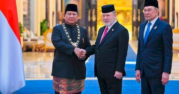 Presiden Prabowo Dianugerahi Tanda Kehormatan Darjah Kerabat Johor