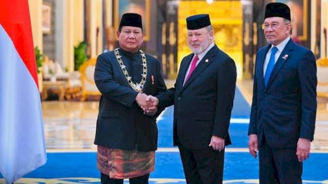 Presiden Prabowo Dianugerahi Tanda Kehormatan Darjah Kerabat Johor.