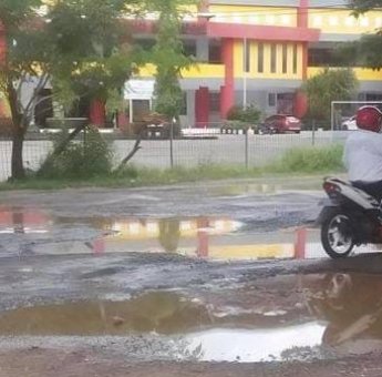 Terkendala Anggaran, Pemkab Bone Belum Perbaiki Jalan di Dekat Kantor DPRD