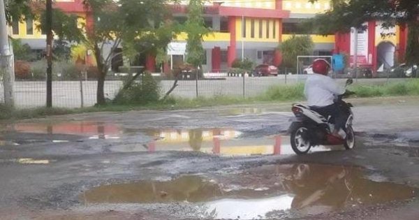 Terkendala Anggaran, Pemkab Bone Belum Perbaiki Jalan di Dekat Kantor DPRD