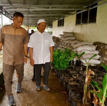 Kunjungi Pesantren Alam Indonesia di Barru, Prof Fadjry Djufry Siap Bantu Bibit Ternak Varietas Unggul