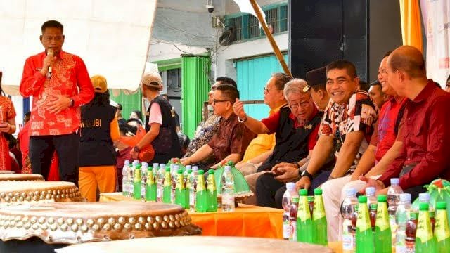 Hadiri Arak-arakan 18 Dewa, Pj Gubernur Prof Fadjry Djufry Dukung Pelestarian Budaya Tionghoa.