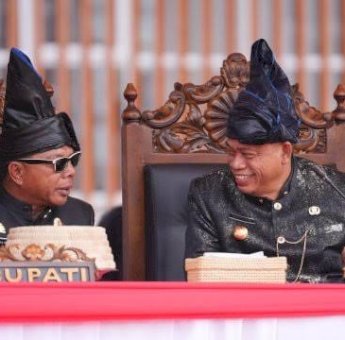 Hari Jadi Bulukumba Ke-65, Pj Gubernur Prof Fadjry Djufry Kenakan Pakaian Adat Kajang dan Tenun Sarung Bira