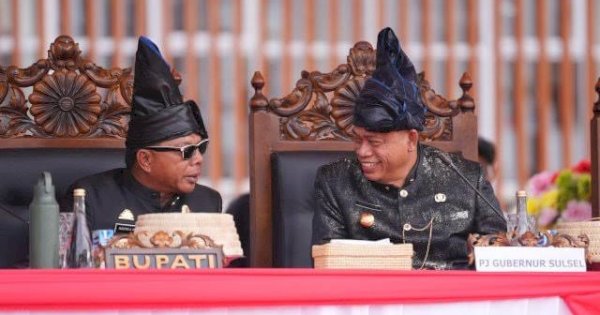 Hari Jadi Bulukumba Ke-65, Pj Gubernur Prof Fadjry Djufry Kenakan Pakaian Adat Kajang dan Tenun Sarung Bira