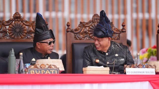 Pj Gubernur Prof Fadjry Djufry Kenakan Pakaian Adat Kajang dan Tenun Sarung Bira.