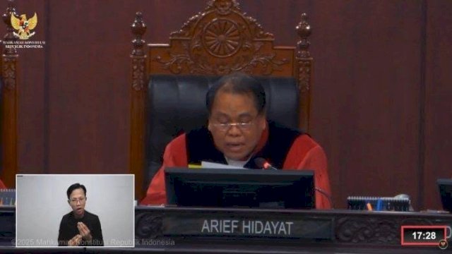 Hakim MK, Arief Hidayat.