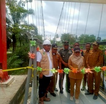 Jembatan Gantung Penghubung Antar Desa Pongo dan Bumi Harapan Luwu Utara Diresmikan, Bupati Indah: Semoga Bermanfaat