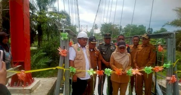 Jembatan Gantung Penghubung Antar Desa Pongo dan Bumi Harapan Luwu Utara Diresmikan, Bupati Indah: Semoga Bermanfaat