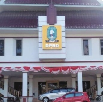 Rumput Liar Dipangkas, Halaman Kantor Terlihat Bersih, Sekwan Lukman: Kita Ingin Suasana di DPRD Sinjai Nyaman