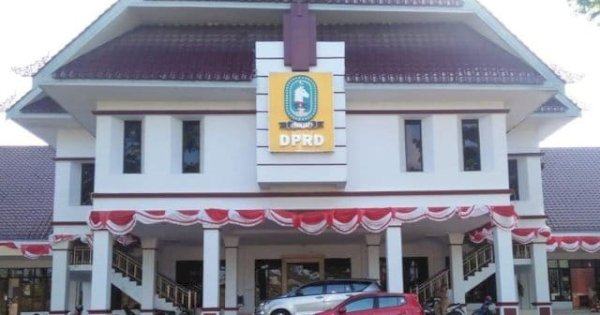 Rumput Liar Dipangkas, Halaman Kantor Terlihat Bersih, Sekwan Lukman: Kita Ingin Suasana di DPRD Sinjai Nyaman