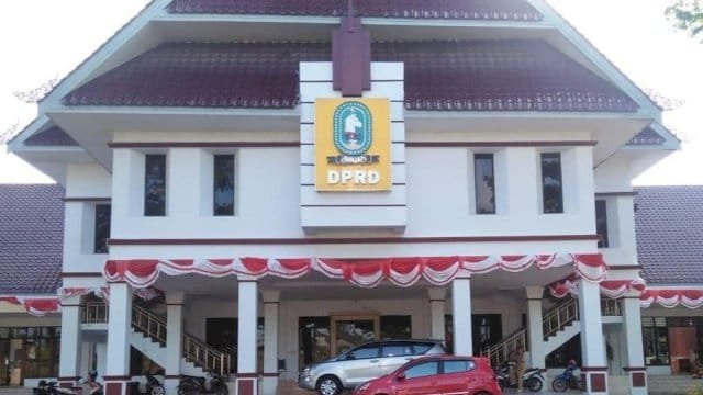 Rumput Liar Dipangkas, Halaman Kantor Terlihat Bersih, Sekwan Lukman: Kita Ingin Suasana di DPRD Sinjai Nyaman