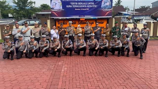 Ketua DPRD Lutra Amir Makhmud.