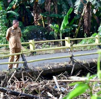 Bupati Soppeng Kaswadi Razak Tinjau Lokasi Terdampak Banjir dan Longsor