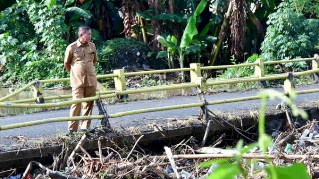 Bupati Soppeng Kaswadi Razak Tinjau Lokasi Terdampak Banjir dan Longsor.