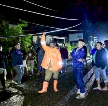 Kepedulian Tak Terhenti, Bupati Kaswadi Razak Kunjungi Lokasi Terdampak Bencana hingga Malam