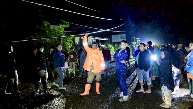 Kepedulian Tak Terhenti, Bupati Kaswadi Razak Kunjungi Lokasi Terdampak Bencana hingga Malam
