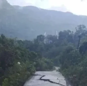 Tertutup Longsor, Jalan Poros Buludua-Pekkae Lumpuh Total
