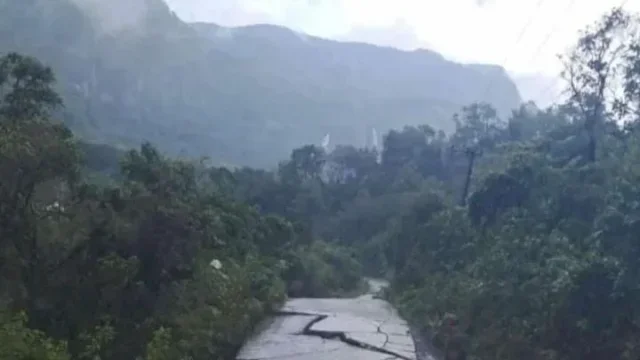 Tertutup Longsor, Jalan Poros Buludua-Pekkae Lumpuh Total