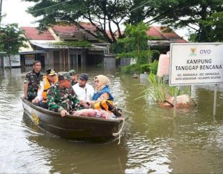 Tinjau Lokasi Banjir, Prof Fadjry Djufry Harap Ada Solusi Permanen untuk Warga Terdampak di Makassar