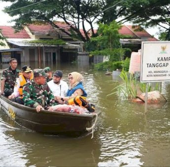 Tinjau Lokasi Banjir, Prof Fadjry Djufry Harap Ada Solusi Permanen untuk Warga Terdampak di Makassar