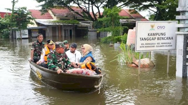Pj Gubernur Sulsel, Prof Fadjry Djufry Tinjau Lokasi Banjir di Makassar.