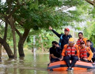 Pastikan Kesehatan dan Kebutuhan, Danny Turun Langsung Temui Korban Banjir di Manggala