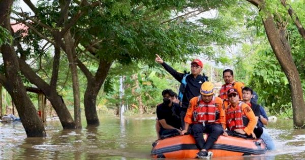 Pastikan Kesehatan dan Kebutuhan, Danny Turun Langsung Temui Korban Banjir di Manggala