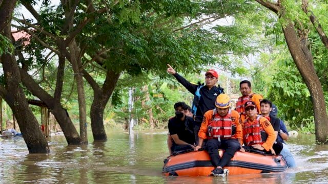 Pastikan Kesehatan dan Kebutuhan, Danny Turun Langsung Temui Korban Banjir di Manggala