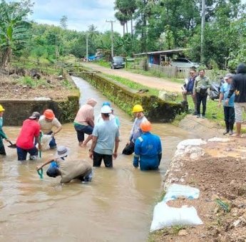 PDAM Makassar Lakukan Pengerukan Lumpur yang Masuk ke Saluran Air Baku Akibat Banjir