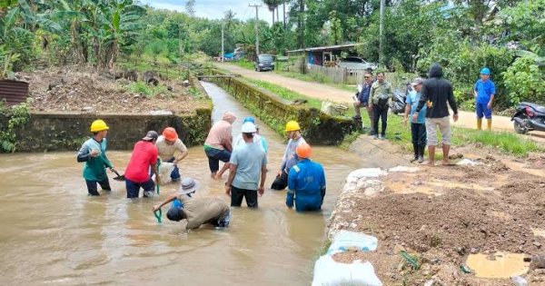 PDAM Makassar Lakukan Pengerukan Lumpur yang Masuk ke Saluran Air Baku Akibat Banjir
