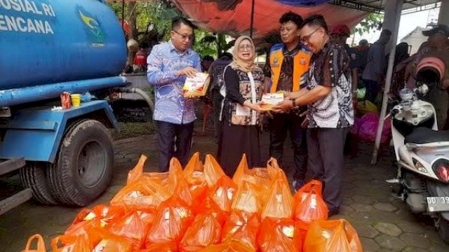 PD Parkir Makassar Salurkan Bantuan untuk Korban Banjir di Kecamatan Manggala.