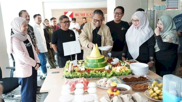 Direksi dan Manajemen Bumi Karsa melakukan pemotongan tumpeng dalam perayaan HUT ke-56 Bumi Karsa.