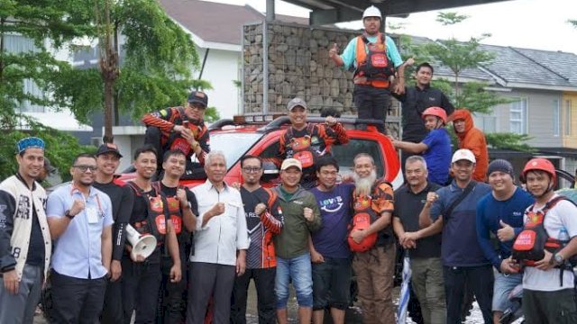 Aksi tim LAZ Hadji Kalla dan Kalla Rescue saat mengevakuasi warga terdampak Banjir di Kecamatan Manggala.
