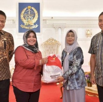 Pj Gubernur Prof Fadjry Djufry Dampingi Direktur PSKBA Kemensos Serahkan 3.000 Paket Bantuan untuk Korban Banjir di Sulsel
