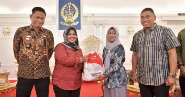 Pj Gubernur Prof Fadjry Djufry Dampingi Direktur PSKBA Kemensos Serahkan 3.000 Paket Bantuan untuk Korban Banjir di Sulsel