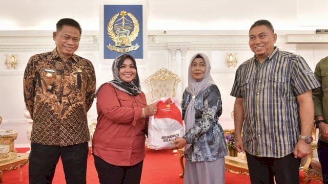 Pj Gubernur Prof Fadjry Djufry Dampingi Direktur PSKBA Kemensos Serahkan 3.000 Paket Bantuan untuk Korban Banjir di Sulsel