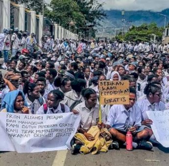 Siswa di Jayapura Demo! Tolak Makan Gratis, Lebih Butuh Pendidikan Gratis